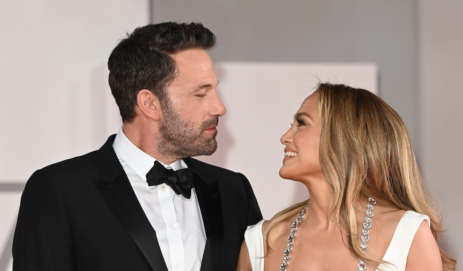 Jennifer Lopez luce su anillo de casada con Ben Affleck